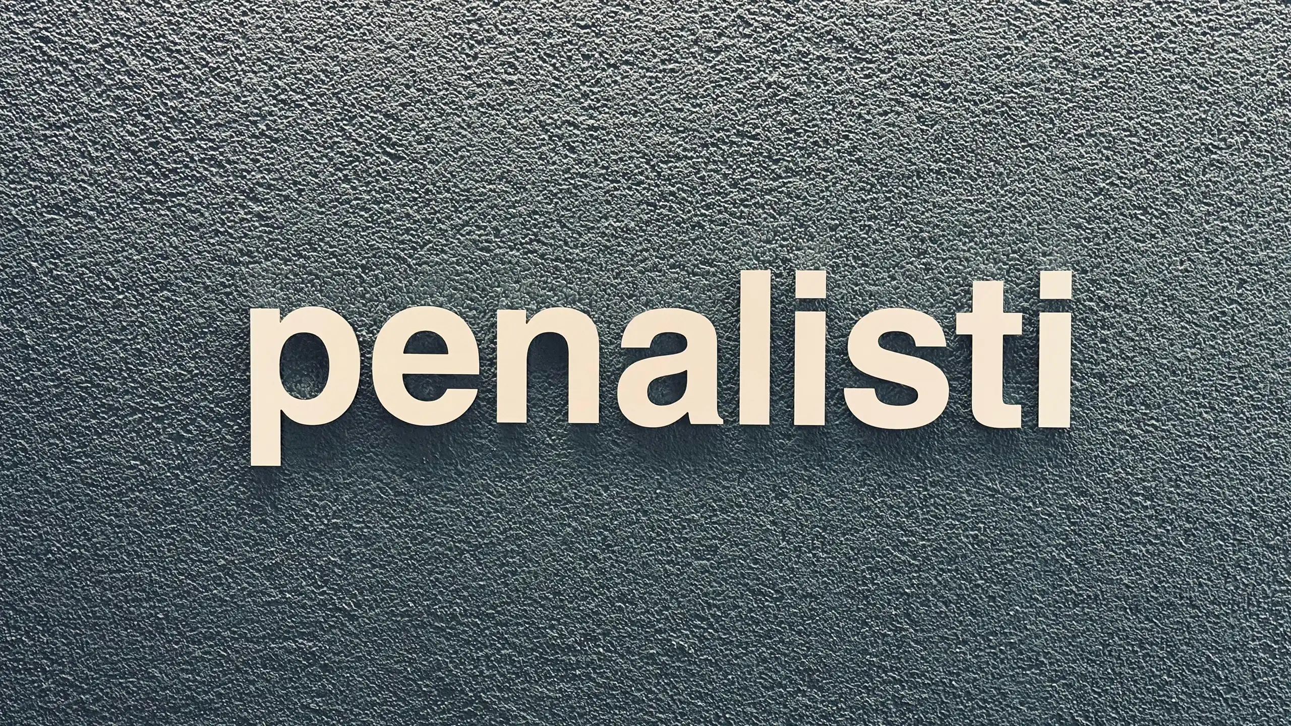 penalisti Logo aug einer grauen Mauer