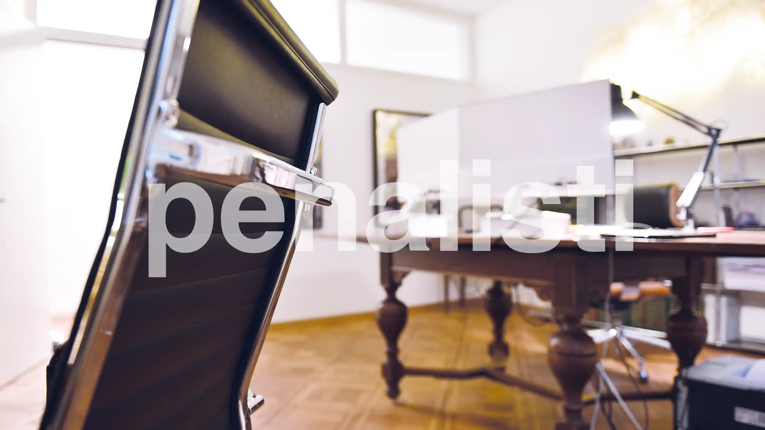 Blick auf einen Schreibtisch der penalisti Büros