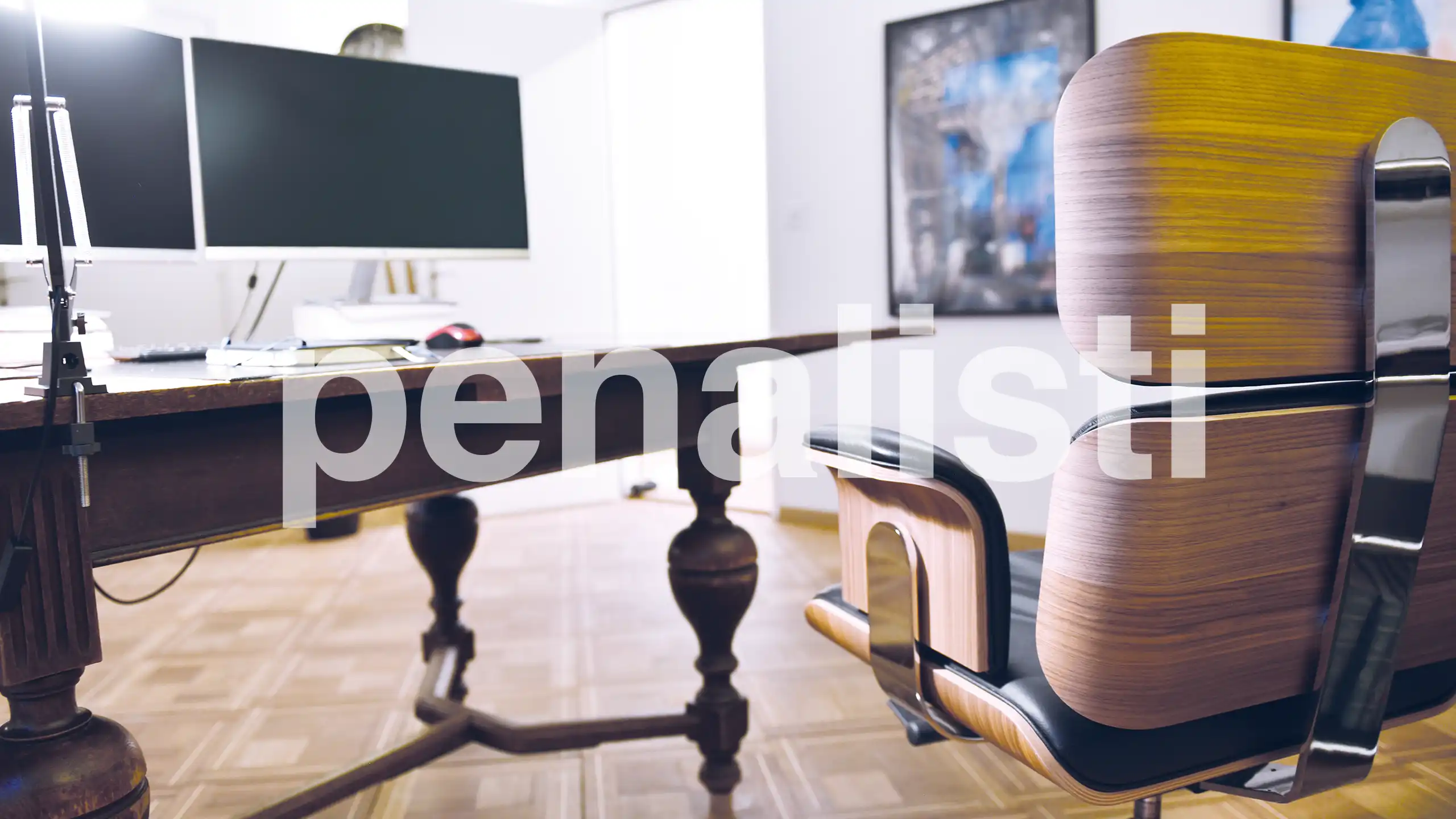 Blick hinter einen Schreibtisch der penalisti Büros