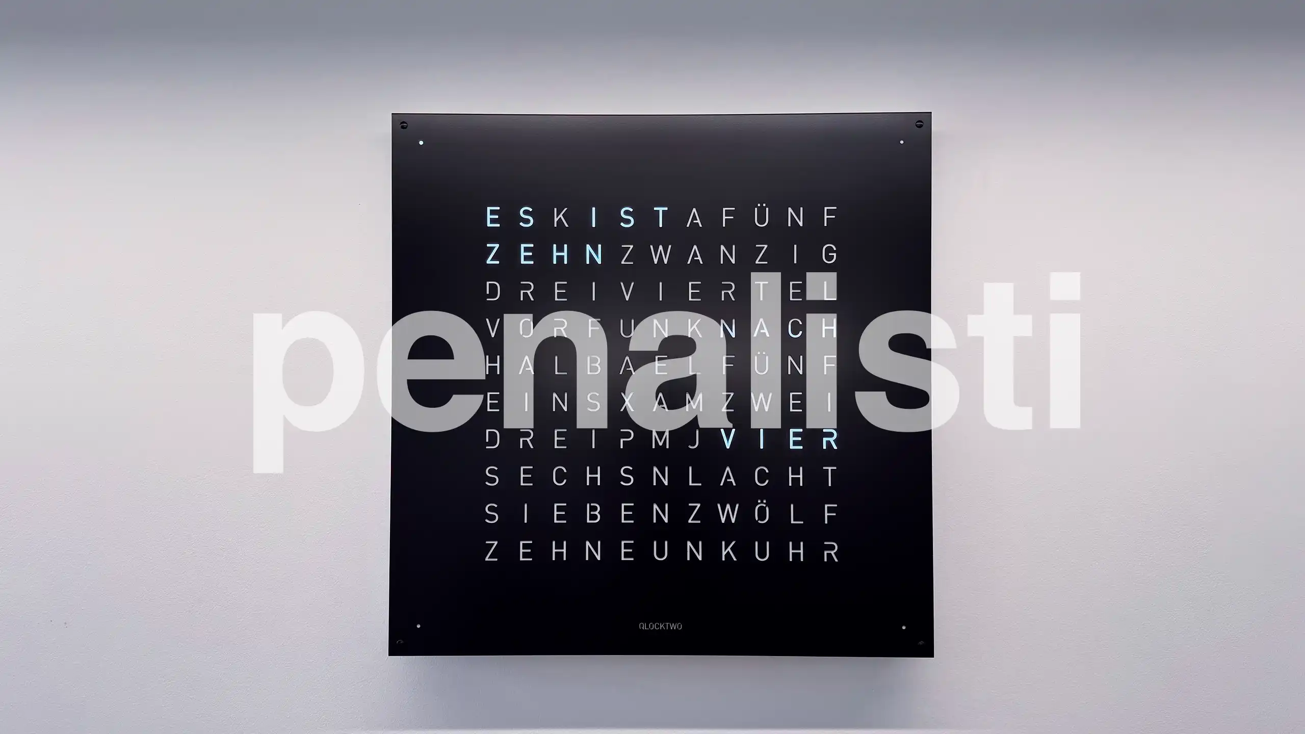 Die QLOCKTWO Uhr im Büro von penalisti