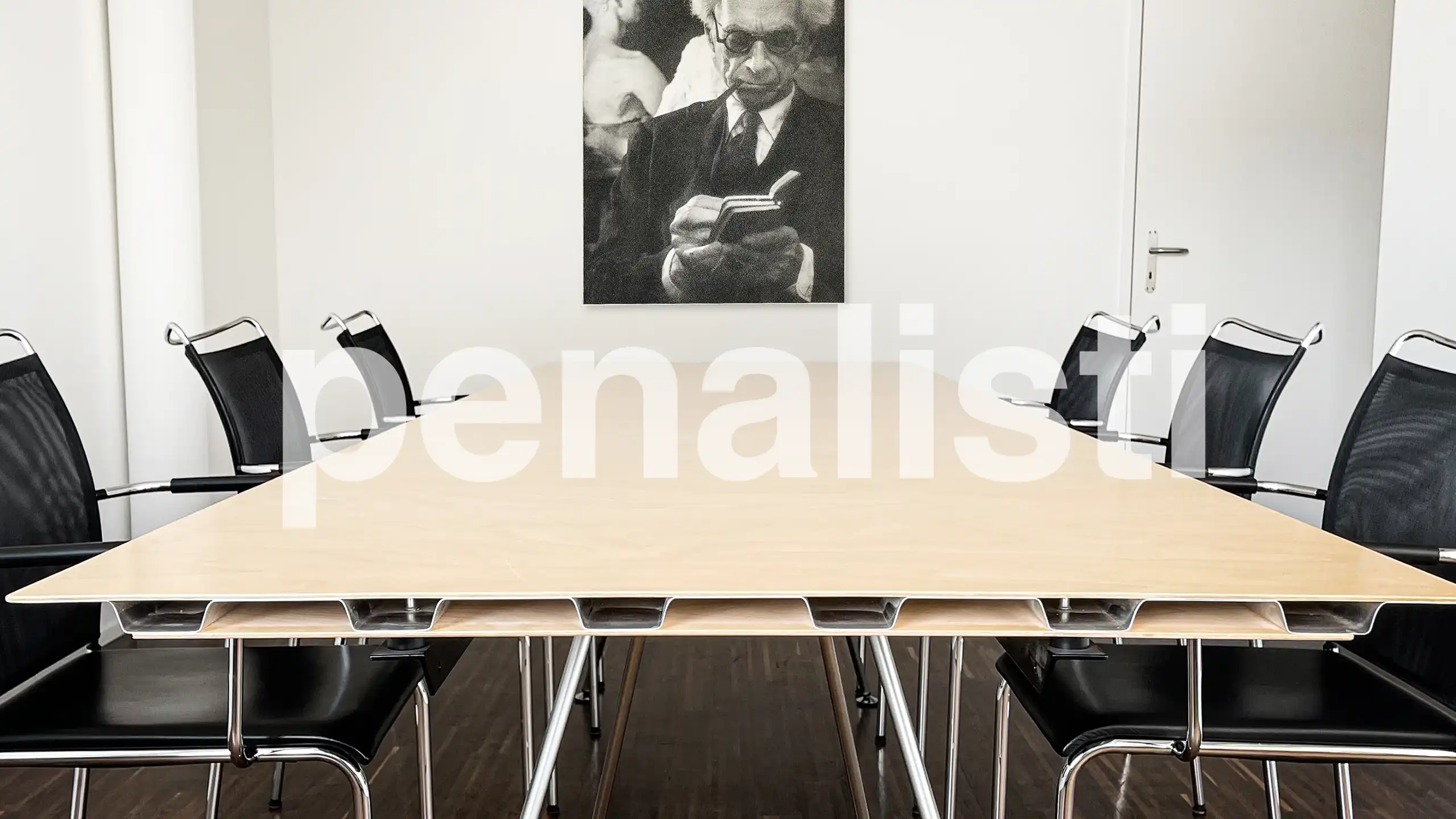 Blick in ein Besprechungszimmer der penalisti Räumlichkeiten